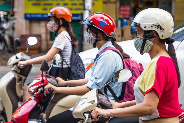 バイクに乗ってマスクをしているベトナム人