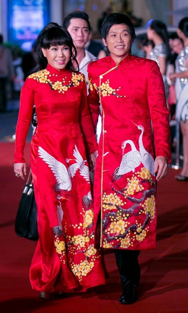 赤いアオザイを着ているベトナム人男性と女性