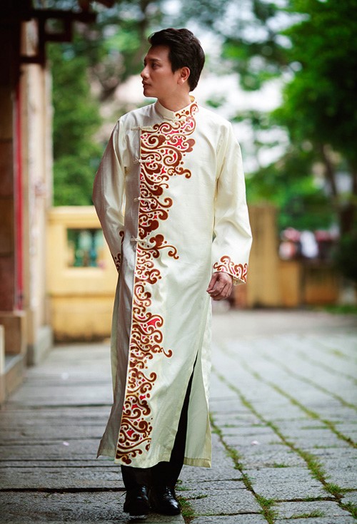 白いアオザイを着たベトナム人男性