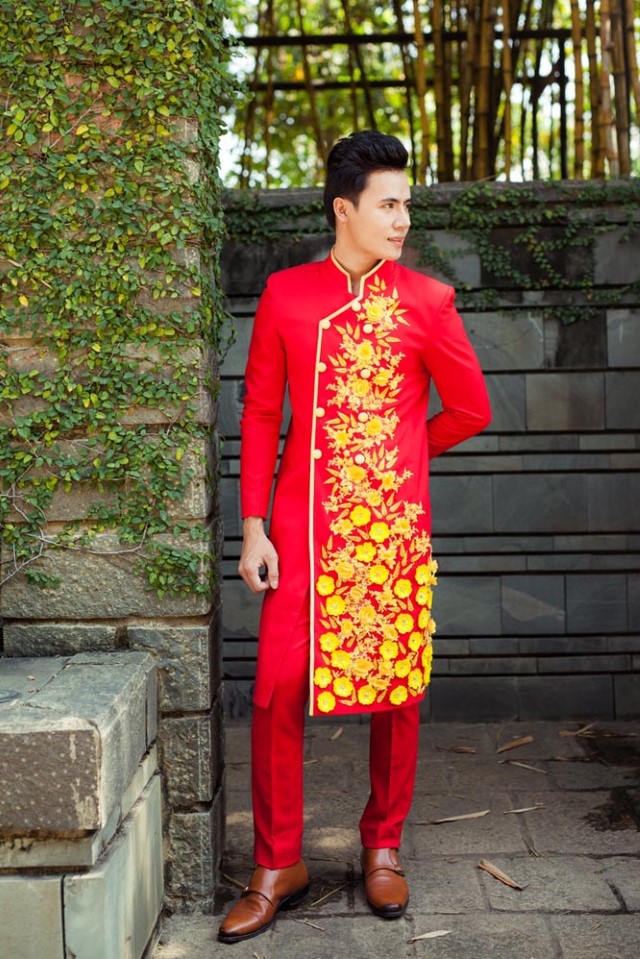 赤いアオザイを着たベトナム人男性