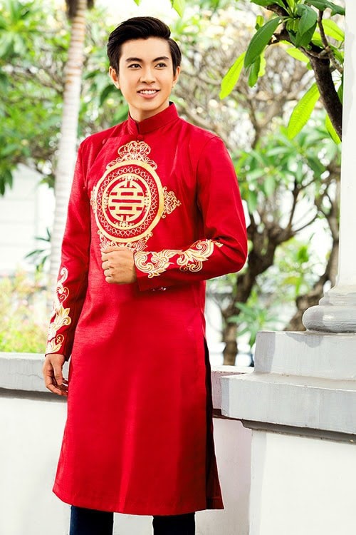 赤いアオザイを着ているベトナム人男性