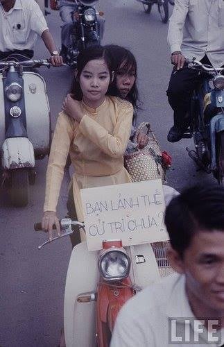アオザイを着ているベトナム人女性の古い写真