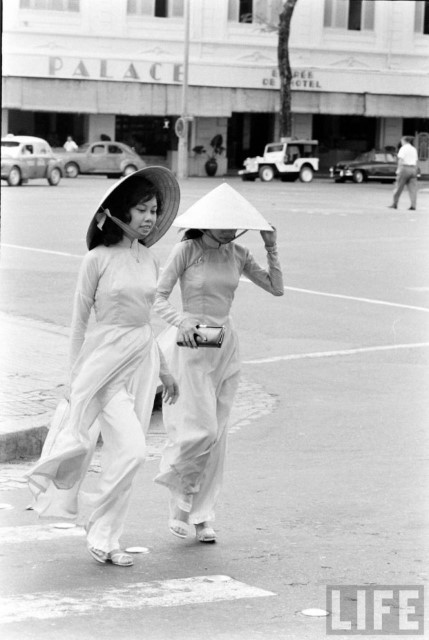 アオザイを着ているベトナム人女性の古い写真