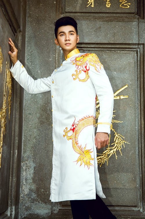白いアオザイを着ているベトナム人男性