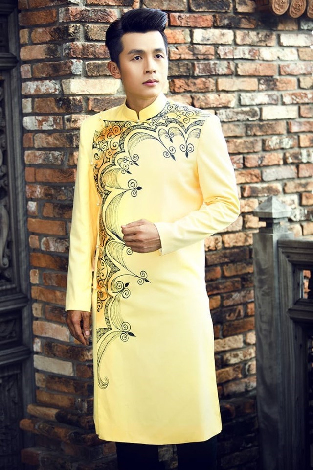 黄色いアオザイを着たベトナム人男性