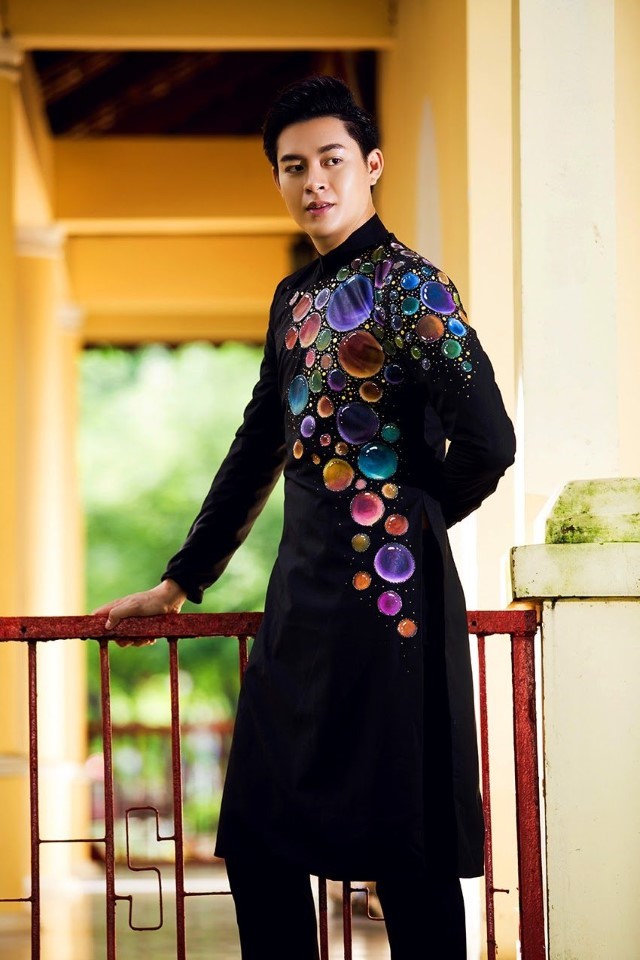 黒いアオザイを着たベトナム人男性