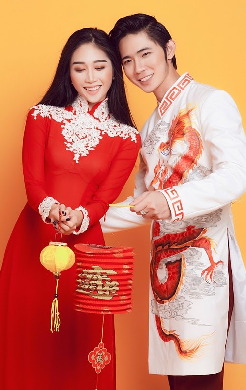 赤いアオザイを着ているベトナム人女性と白いアオザイのベトナム人男性