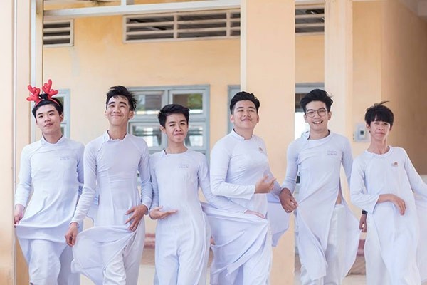 白いアオザイを着ているベトナム人男性達