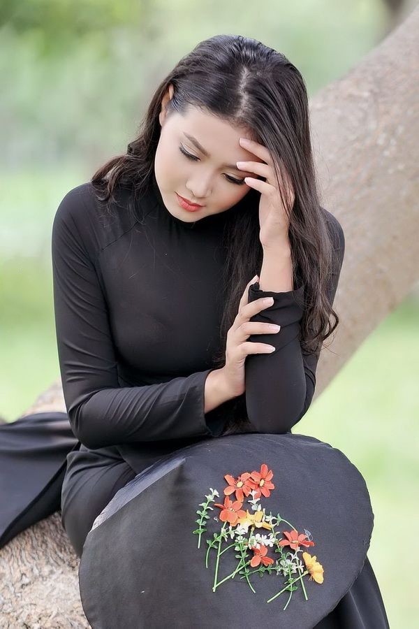 黒いアオザイを着たベトナム人女性