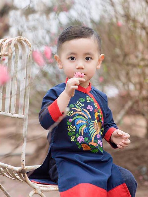 青いアオザイを着たベトナム人の子供