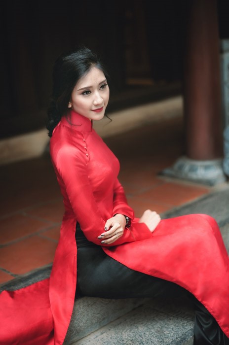 赤いアオザイを着たベトナム人女性