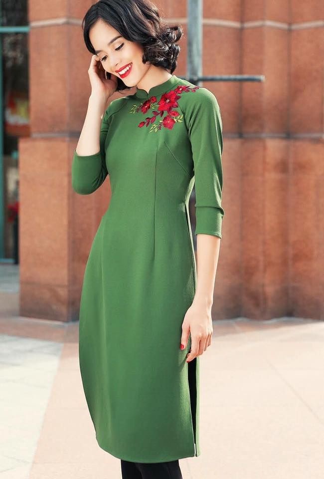 緑のアオザイを着たベトナム人女性