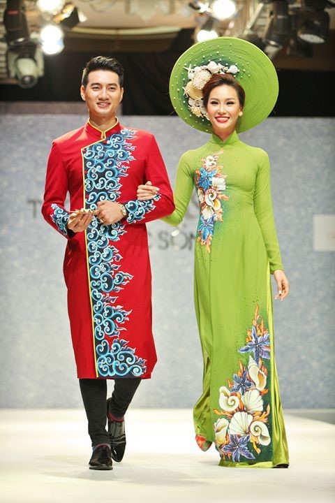 赤いアオザイを着たベトナム人男性と緑のアオザイを着た女性
