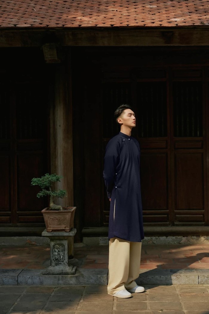 濃い青のアオザイを着たベトナム人男性