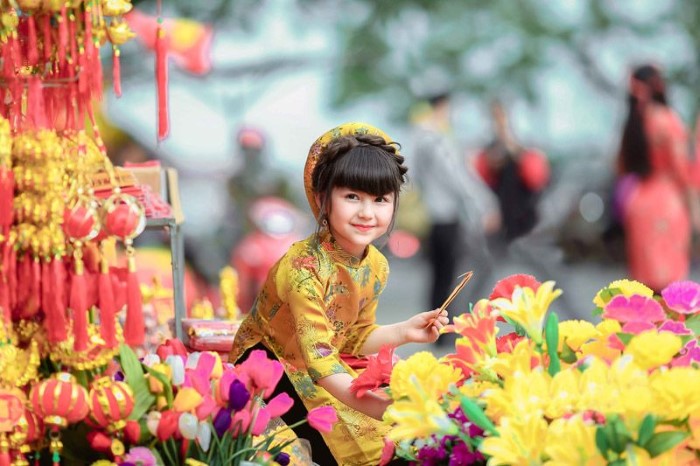 黄色いアオザイを着たベトナム人の子供