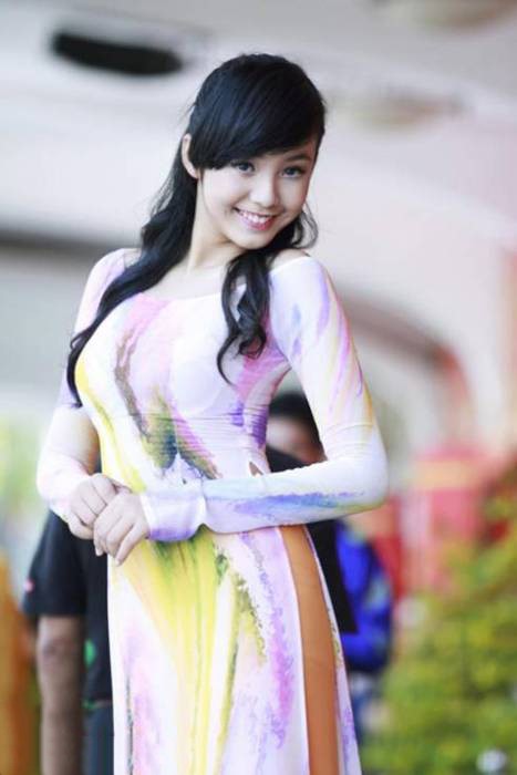 柄のあるアオザイを着たベトナム人女性