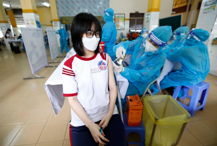 ワクチン接種を受けているベトナム人の女子学生