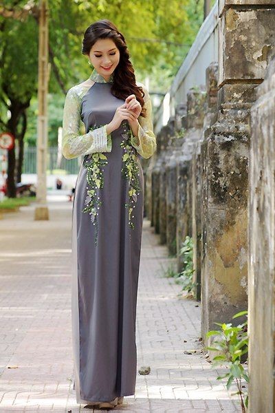 黒系のアオザイを着たベトナム人女性