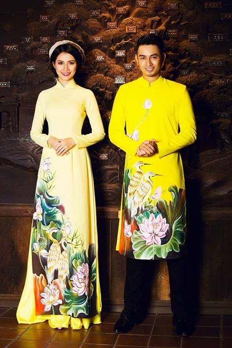 柄の入った黄色いアオザイを着たベトナム人女性