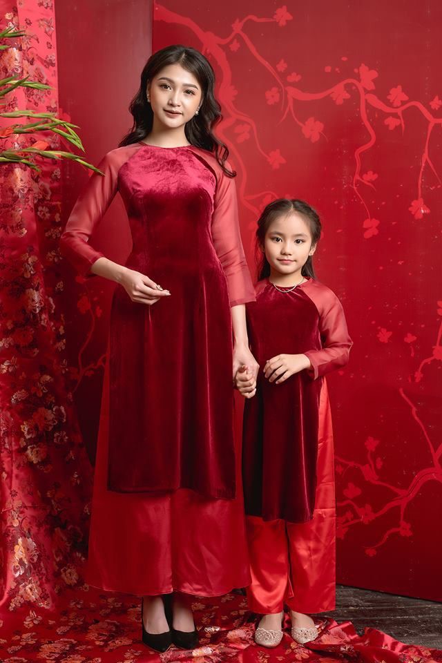 赤いアオザイを着たベトナム人女性