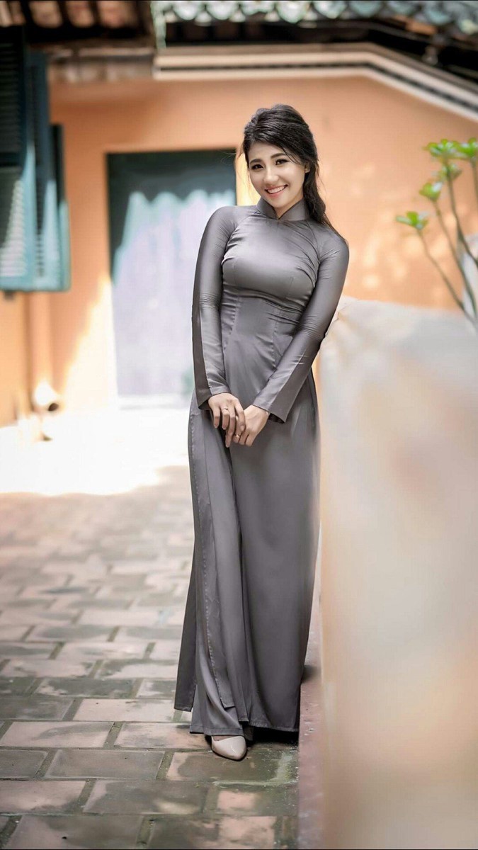 灰色のアオザイを着たベトナム人女性