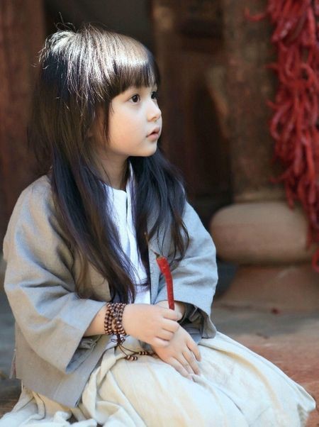 灰色のアオザイを着たベトナム人の子供