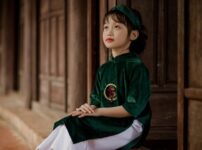 緑のアオザイを着たベトナム人の子供