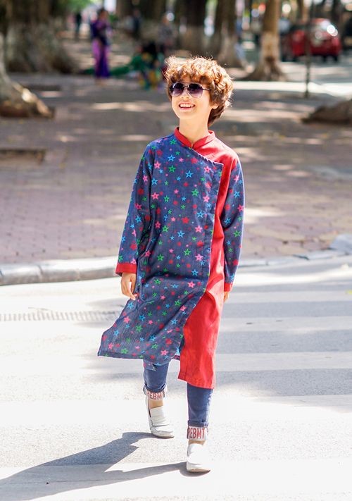 柄の入ったアオザイを着たベトナム人の子供