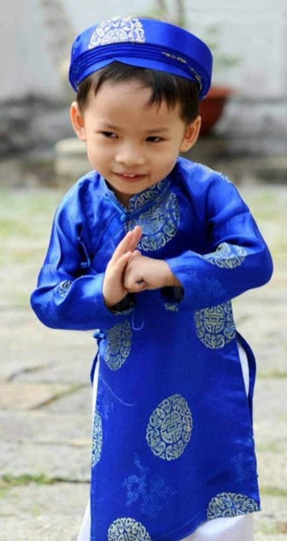 青いアオザイを着たベトナム人の子供