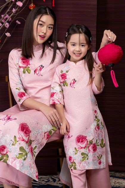 ピンクのアオザイを着たベトナム人の子供