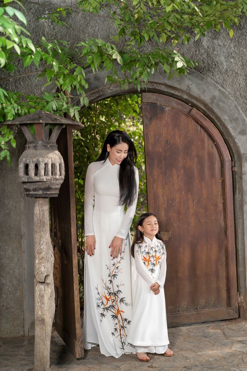 白いアオザイを着たベトナム人の子供