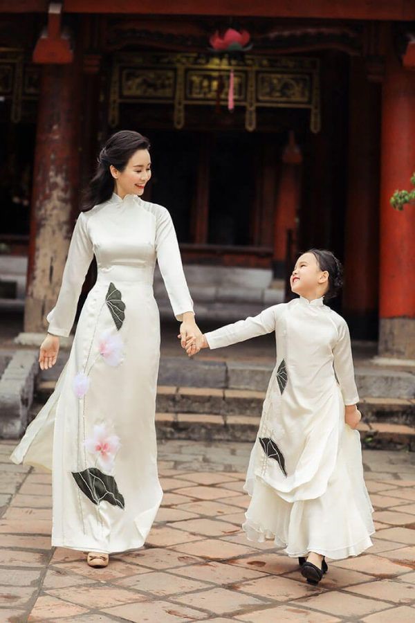 白いアオザイを着たベトナム人の子供