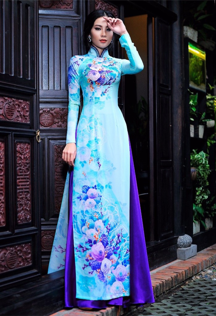 青いアオザイを着たベトナム人女性