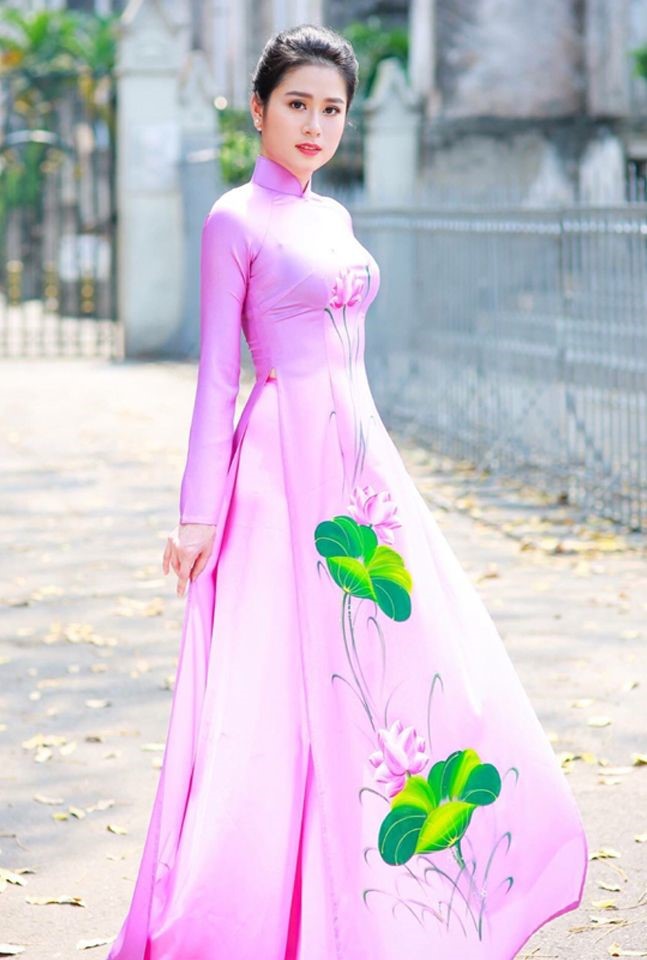 柄のあるピンクのアオザイを着たベトナム人女性