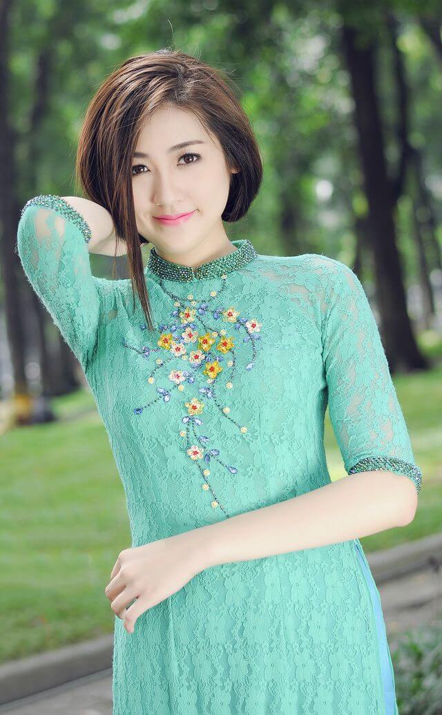 緑色のアオザイを着たベトナム人女性