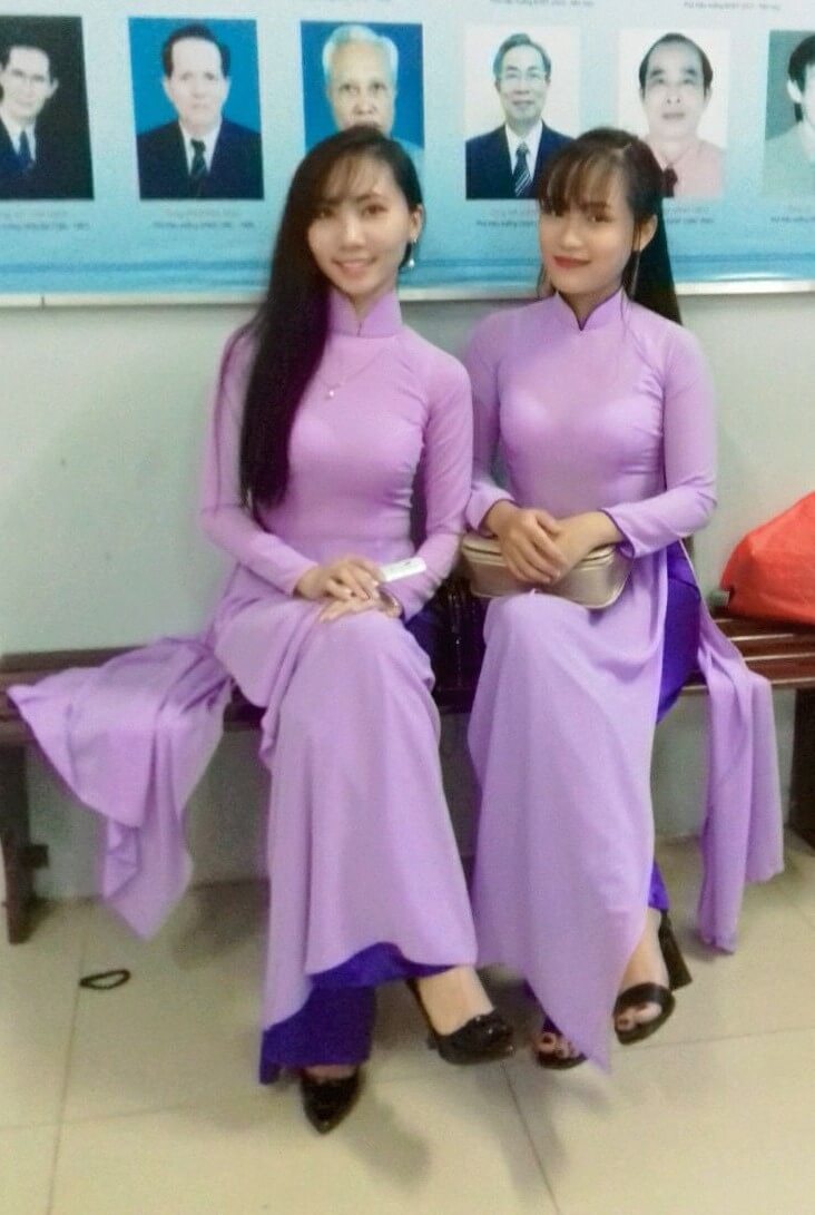 紫のアオザイを着たベトナム人女性