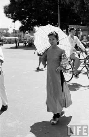 アオザイを着たベトナム人女性、昔の写真