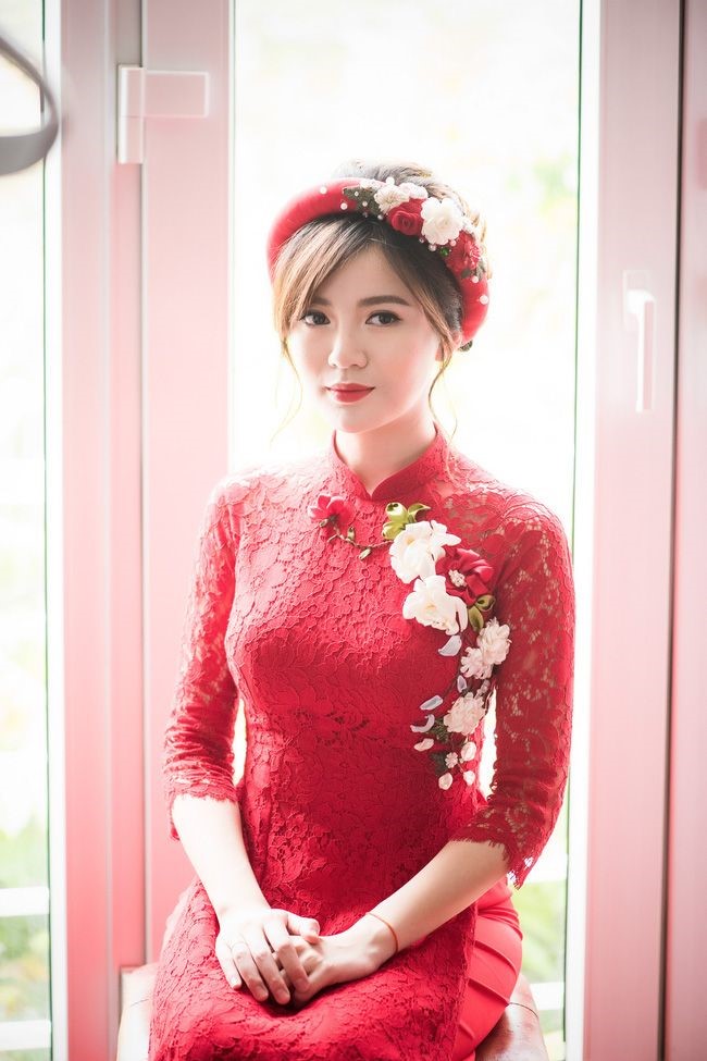 赤いアオザイを着ているベトナム人女性