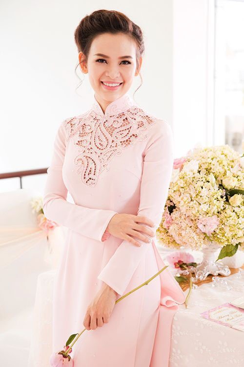 ピンクのアオザイを着ているベトナム人女性