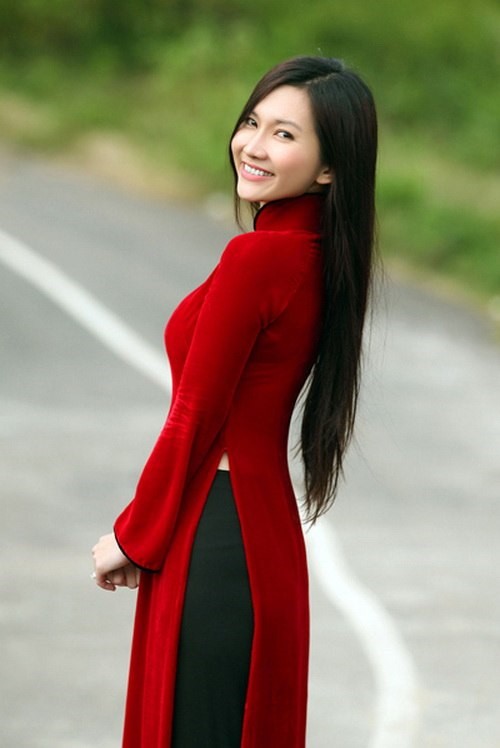 赤いアオザイを着ているベトナム人女性