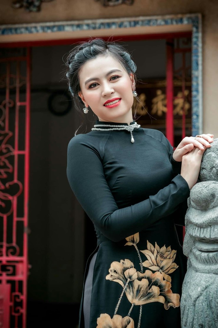黒いアオザイを着ているベトナム人女性