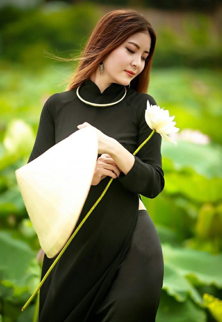 黒いアオザイを着ているベトナム人女性