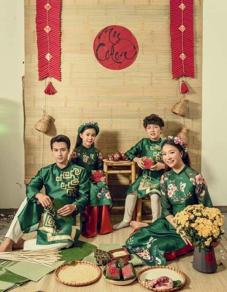緑のアオザイを着ているベトナム人家族