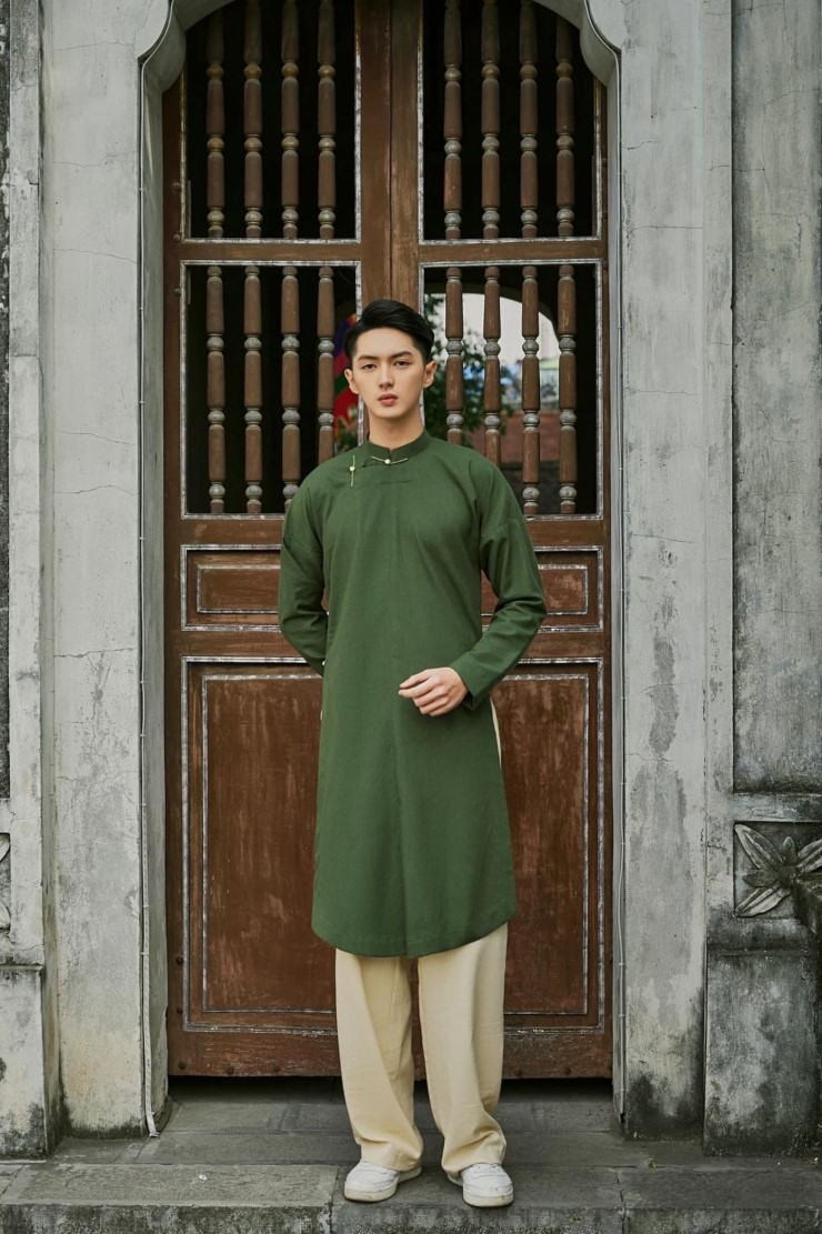 緑のアオザイを着ているベトナム人男性