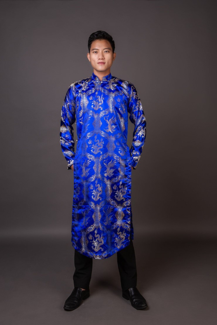 青いアオザイを着ているベトナム人男性