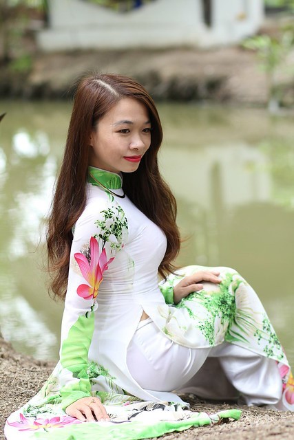 柄のアオザイを着ているベトナム人女性