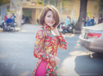 柄のあるアオザイを着ているベトナム人女性