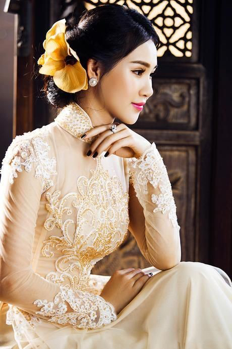 柄のあるアオザイを着ているベトナム人女性
