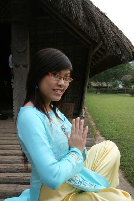 青いアオザイを着ているベトナム人女子学生
