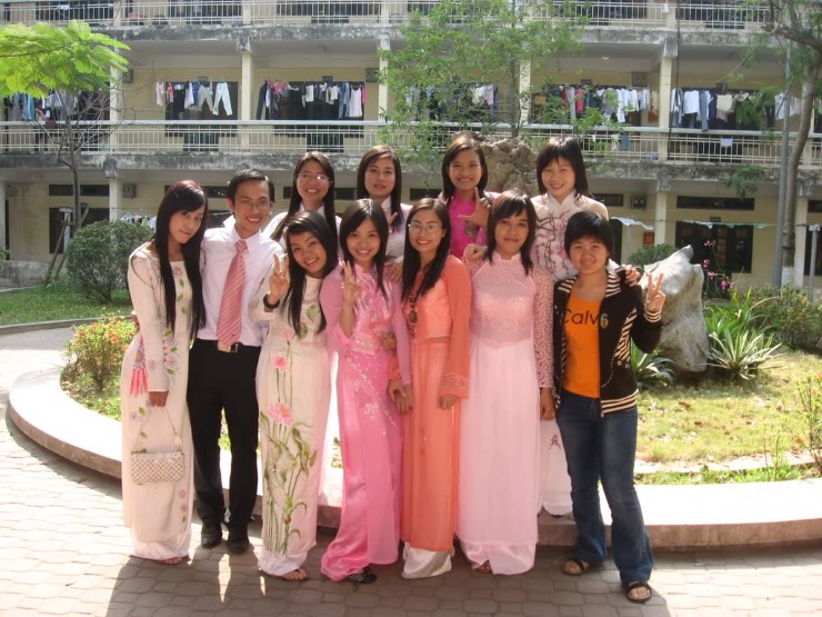 色々な柄のアオザイを着ているベトナム人女子学生